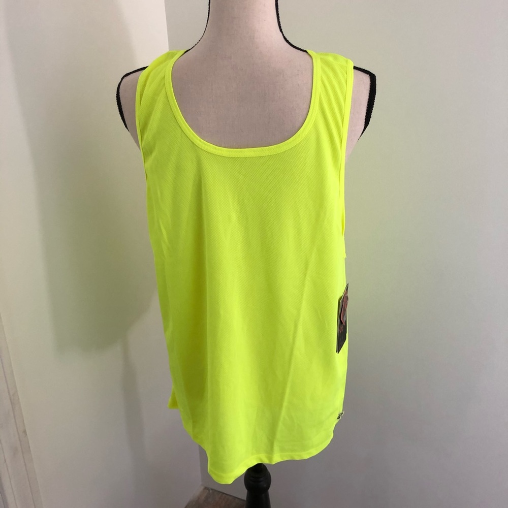 NWT! Uzzi brand SPF50 tank top Size L